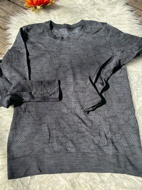 EUC lululemon athletica Long Sleeve Crew subtle camouflage top
